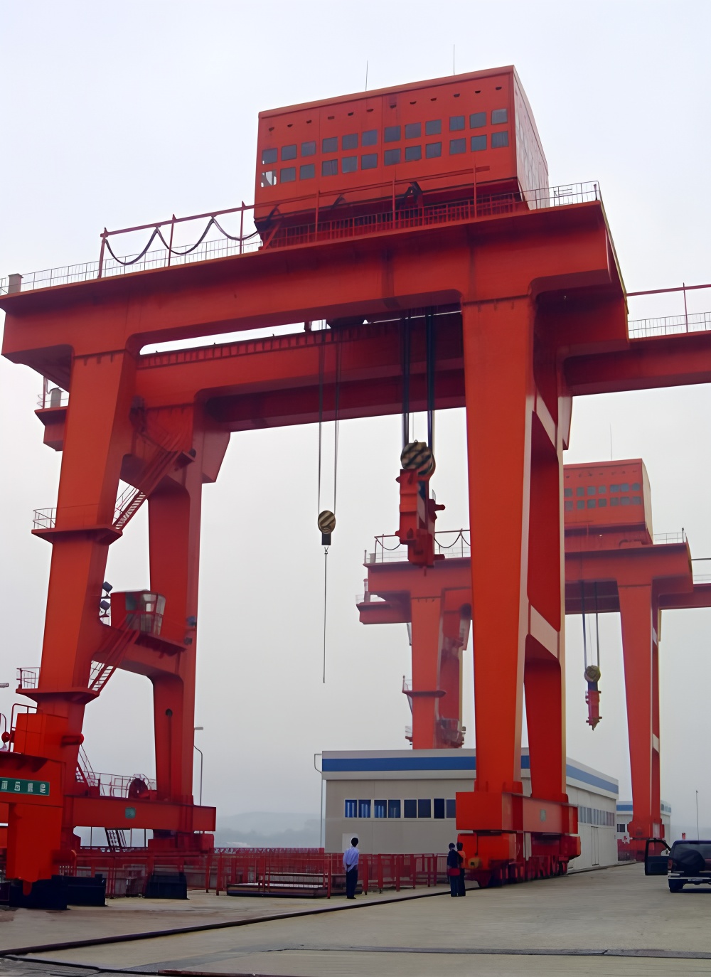 壩頂門式起重機(jī).jpg